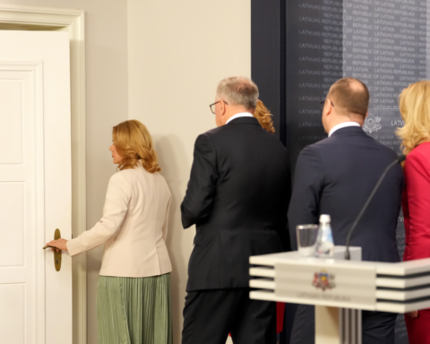 Правительство Латвии потеряло большинство в Сейме после отставки премьера Эвики Силини