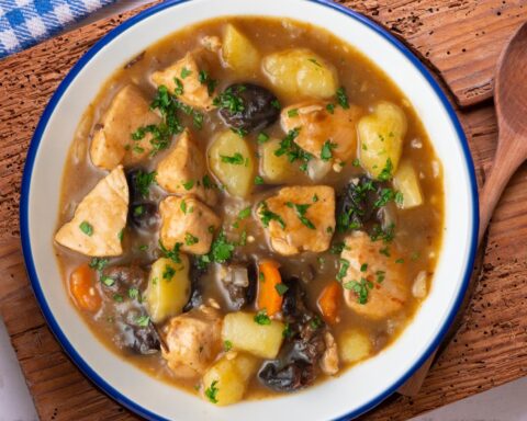 Рагу из индейки с картошкой и черносливом