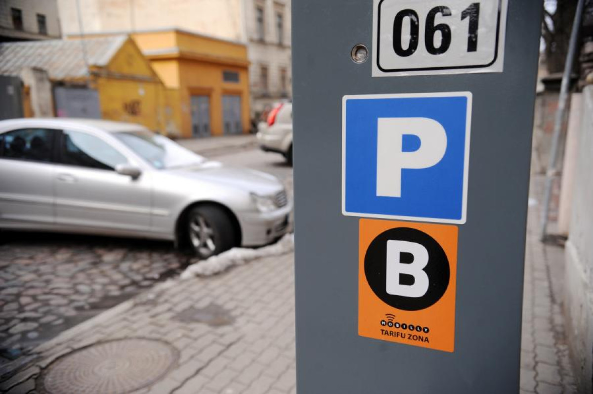 Рижская дума обещает реформировать плату за стоянку и зону с низким уровнем выбросов