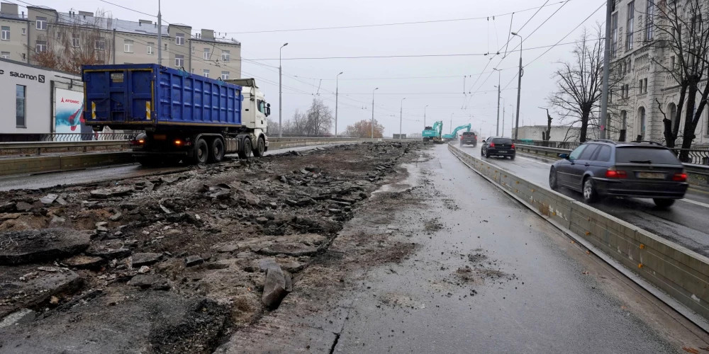 Рижское самоуправление проводит ночные работы по строительству веломаршрута до Улброки