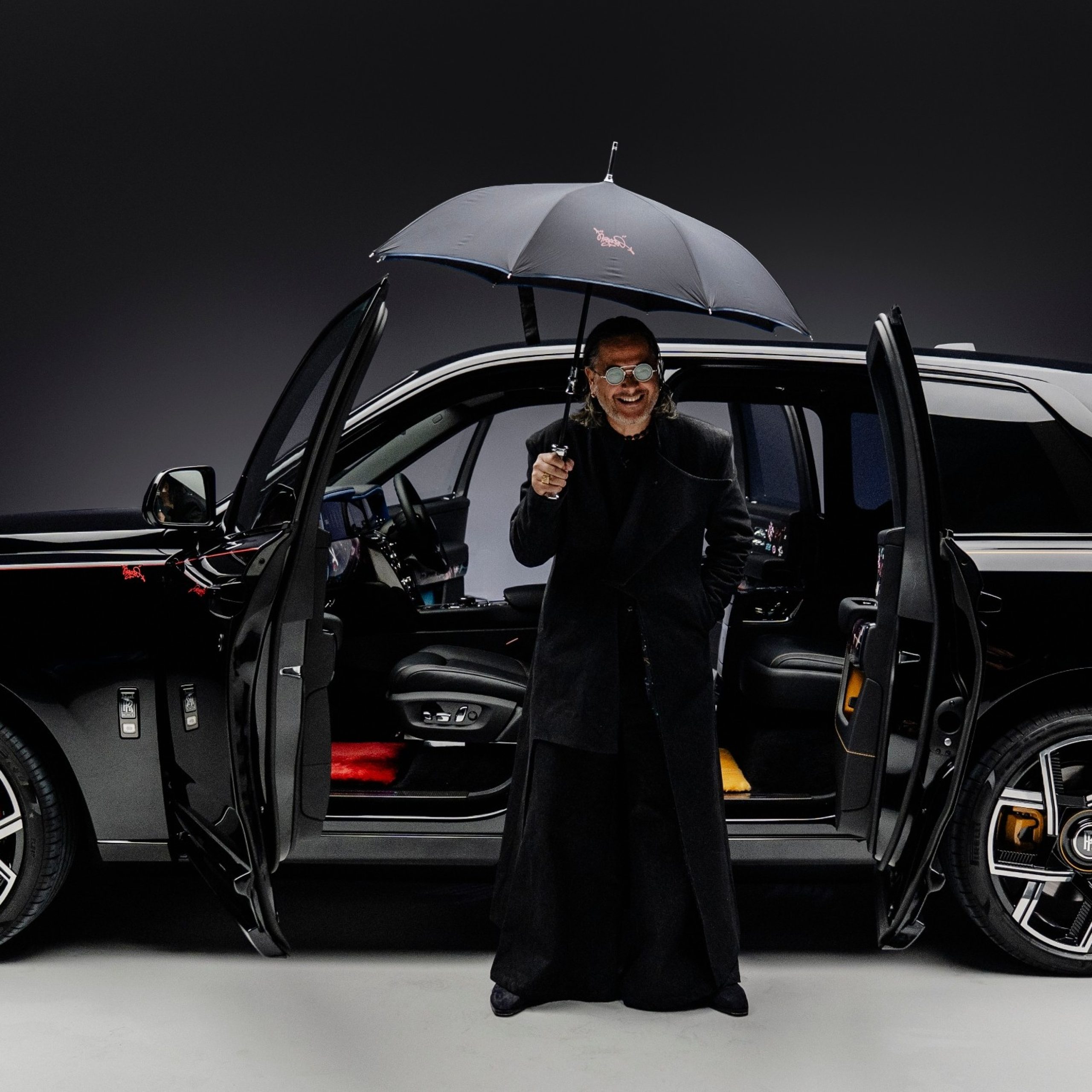 Rolls-Royce и Сирил Конго представили Black Badge Cullinan как художественный автомобилепроект