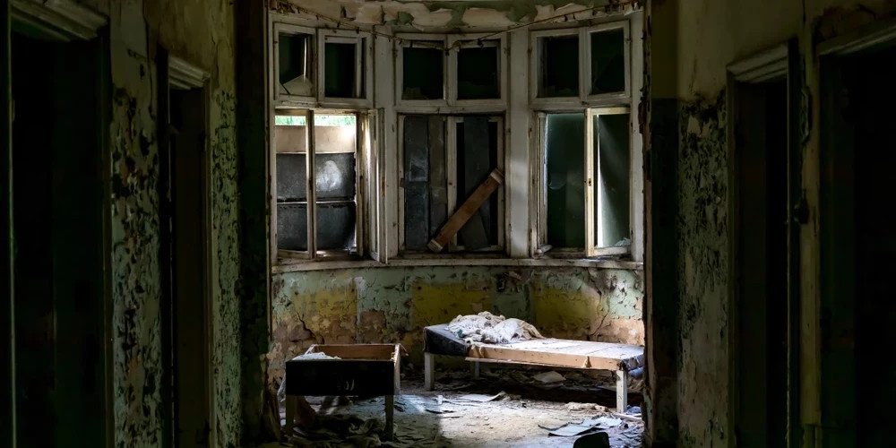 Санаторий в Балдоне заброшен: палаты и окна в плохом состоянии