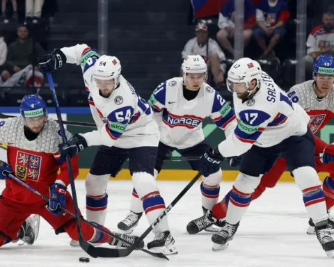 Сборная Норвегии по хоккею вышла в четвертьфинал ЧМ, обыграв Чехию 4:1