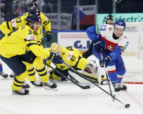 Швеция вышла в четвертьфинал чемпионата мира, Латвия ожидает соперника