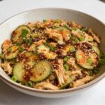 Тайский салат с курицей, огурцами и зелёным луком