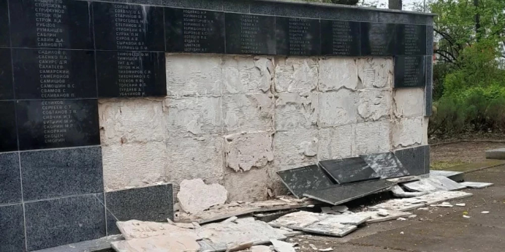 В Иецаве обрушились плиты советского мемориала перед 9 мая