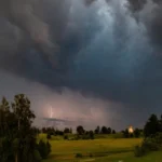 В Латвии ожидаются грозы, град и смерчи с желтым предупреждением