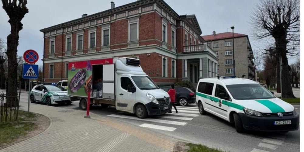 В Лиепае водитель оставил заведённый грузовик, который угнали во время доставки товаров