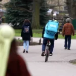 В Риге курьеры нарушают запрет, передвигаясь по тротуарам и дорогам