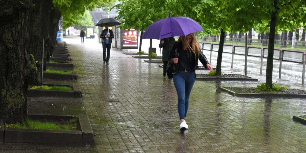 Во вторник в Латвии ожидаются дожди в центре и тепло на востоке страны