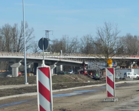 Водителям рекомендовано учитывать затруднения на въезде в Ригу из-за строительства Южного моста