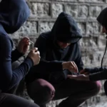 16-летний подросток сообщает о распространении наркотиков в Латвии