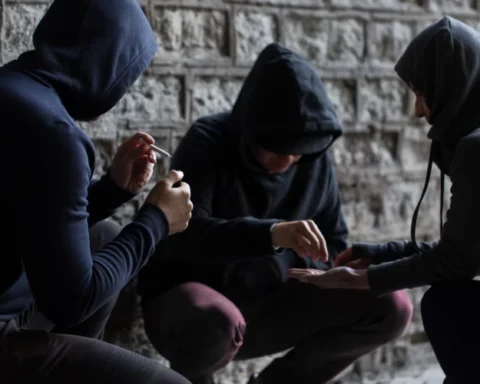 16-летний подросток сообщает о распространении наркотиков в Латвии