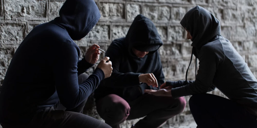 16-летний подросток сообщает о распространении наркотиков в Латвии