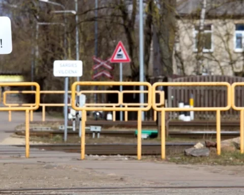 Активисты подали иск к Рижской думе из-за трех смертей на переезде в Иманте