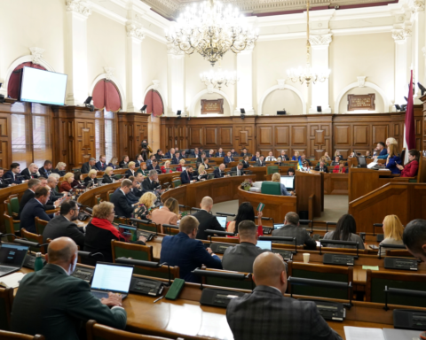 Активность депутатов Сейма: Бутанс и Плешкане выступили почти 400 раз перед выборами