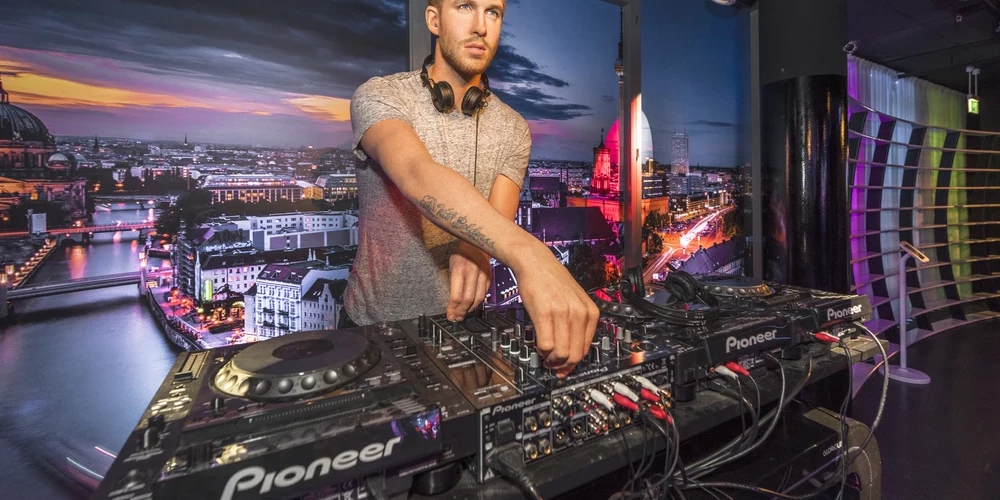 Calvin Harris выступит в Риге с артистом MK и другим исполнителем
