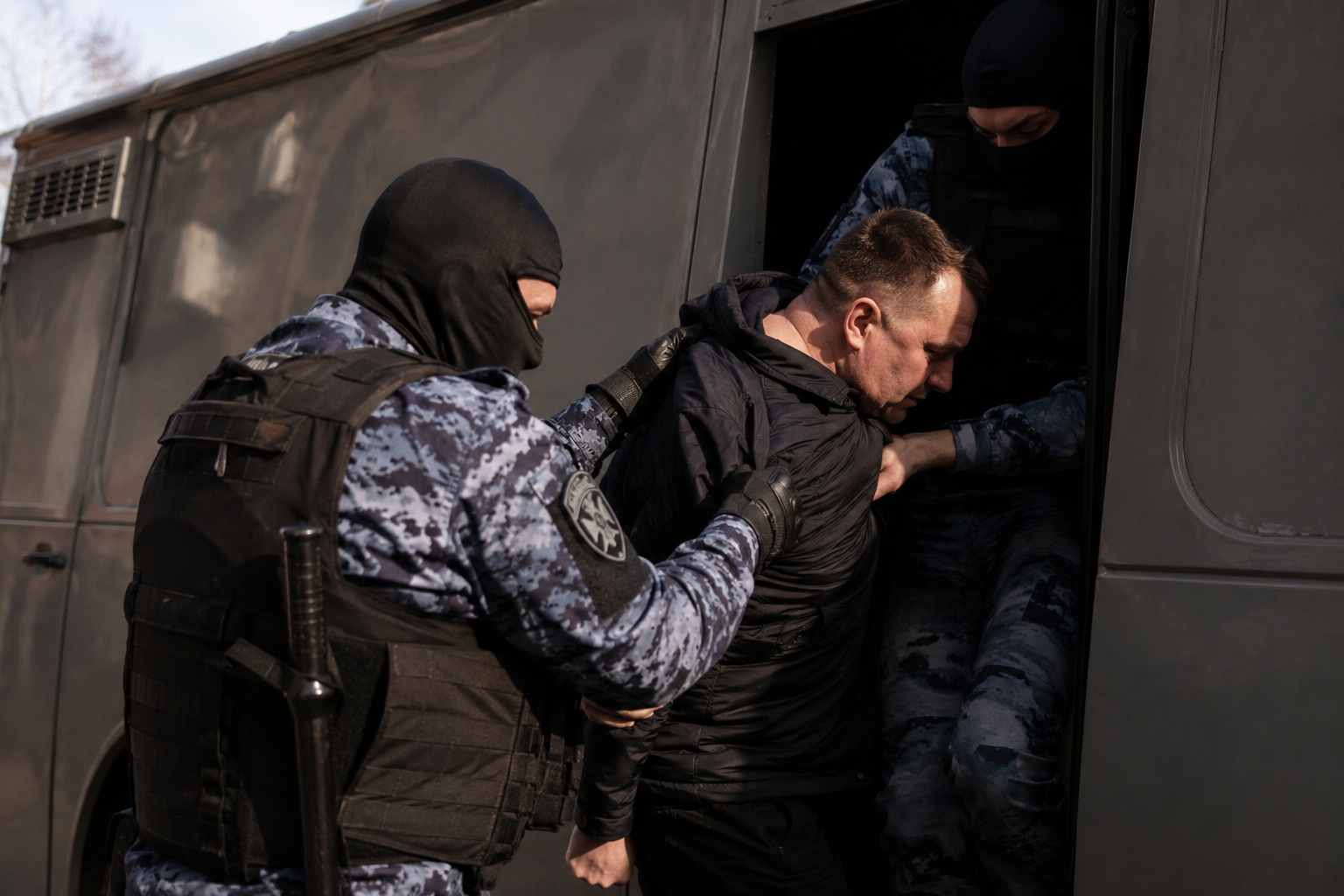 Russian authorities enforce forced mobilization through raids on men with legal records in Penza region