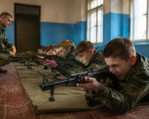 Россия удваивает военную подготовку в школах на фоне мобилизационных планов Кремля