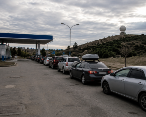 Топливный дефицит в Крыму усугубил продовольственный кризис и вызвал рост цен на основные товары