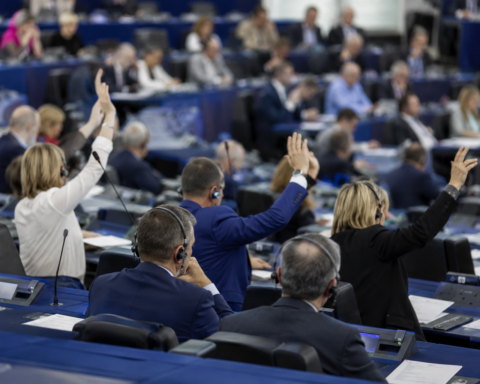 47 депутатов Европарламента призвали ЕС ввести запрет на поставки ирландского глинозема в Россию
