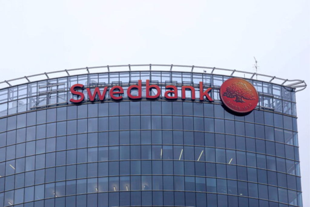 Клиенты Swedbank потеряли доступ к своим счетам из-за технических неполадок