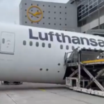 Лайнер Lufthansa упал носом вниз у гейта во Франкфурте перед вылетом в Лос-Анджелес