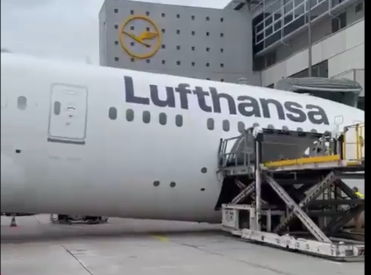 Лайнер Lufthansa упал носом вниз у гейта во Франкфурте перед вылетом в Лос-Анджелес