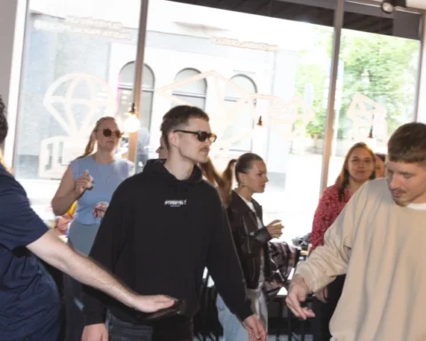 Latvijas Pasts провел утренний рейв в центре Риги для жителей города