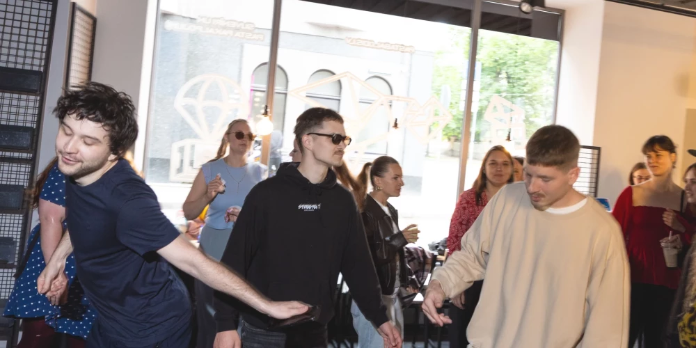 Latvijas Pasts провел утренний рейв в центре Риги для жителей города