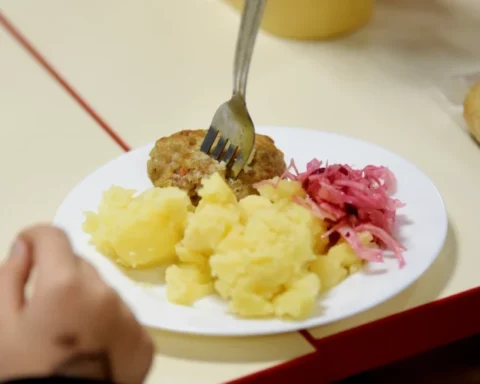 Латвийские фермеры требуют изменить условия закупок местной продукции для защиты качества еды