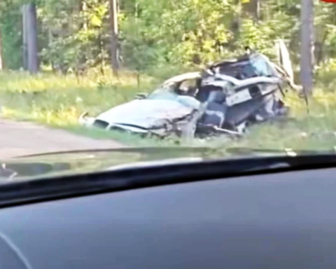 Лобовое столкновение грузовика и "BMW" под Ригой унесло жизнь женщины-водителя