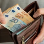 Опрос показал, что 47% работников в Латвии считают свои зарплаты низкими