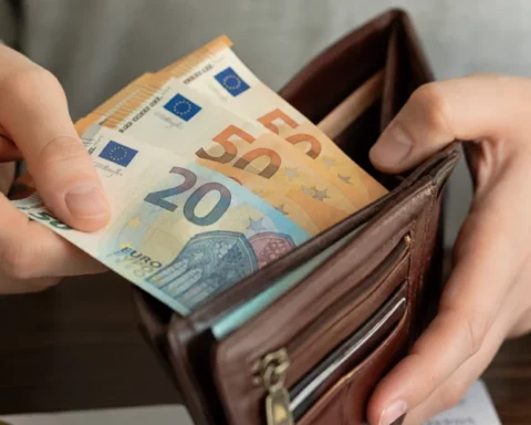 Опрос показал, что 47% работников в Латвии считают свои зарплаты низкими
