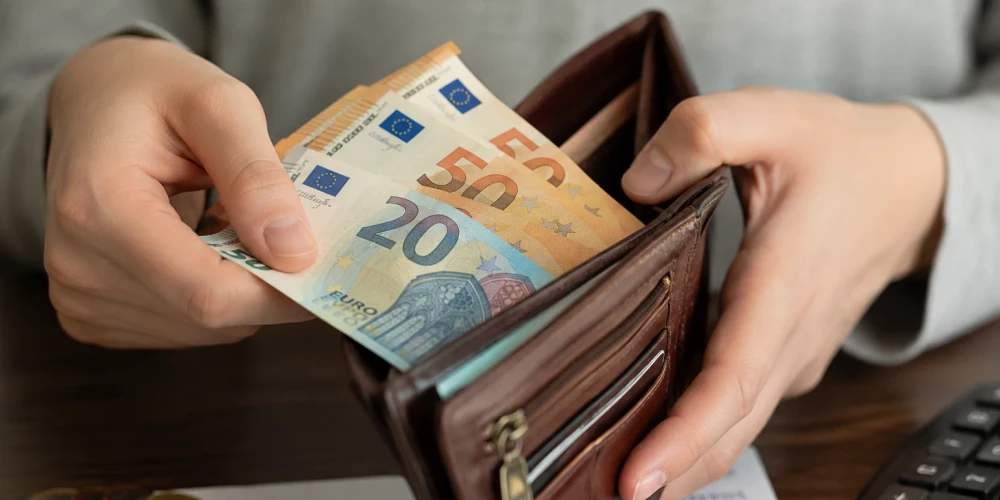 Опрос показал, что 47% работников в Латвии считают свои зарплаты низкими