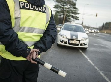 Полиция Латвии задержала 81 пьяного водителя за праздничные выходные Лиго