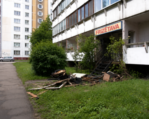 Пожар в рижской многоэтажке эвакуировал 17 жильцов и нанёс ущерб соседям