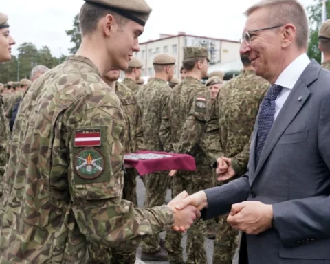 Президент Латвии Ринкевич присутствовал на церемонии завершения службы сотен военнослужащих