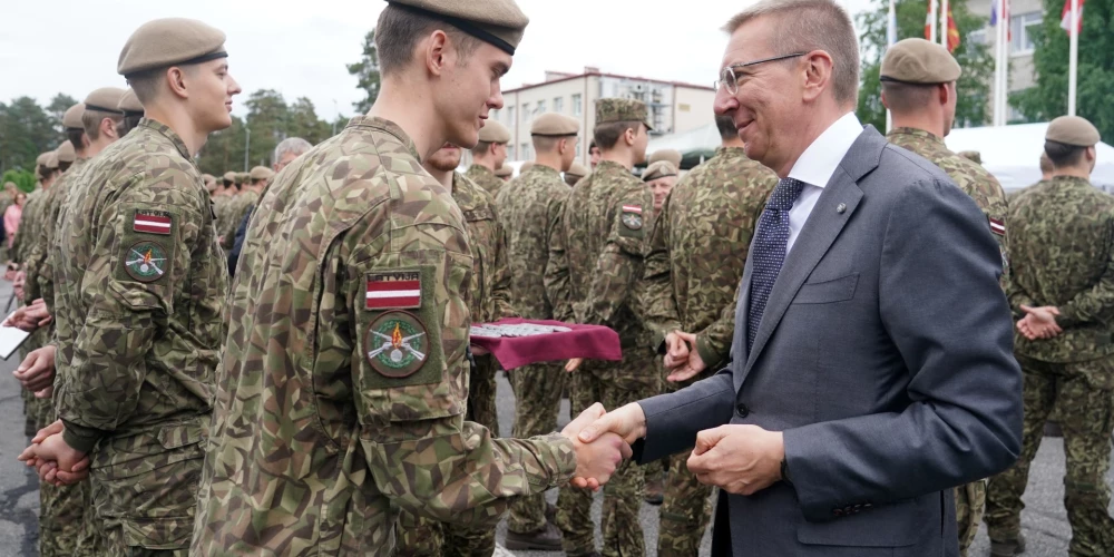 Президент Латвии Ринкевич присутствовал на церемонии завершения службы сотен военнослужащих