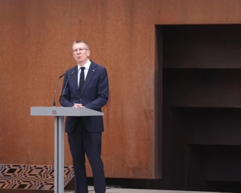 Президент Ринкевич возложил цветы у Музея оккупации и призвал защищать независимость Латвии