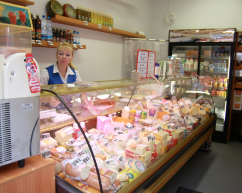 Производители Латвии ожидают снижения цен на продукты после введения льготного НДС в 12%