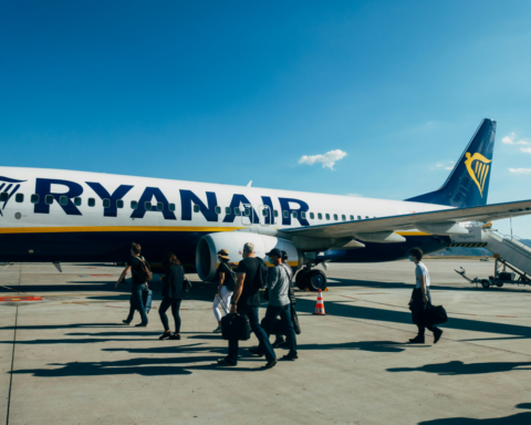 Пьяная пара на рейсе Ryanair из Риги устроила хаос, самолет экстренно приземлился в Мадриде