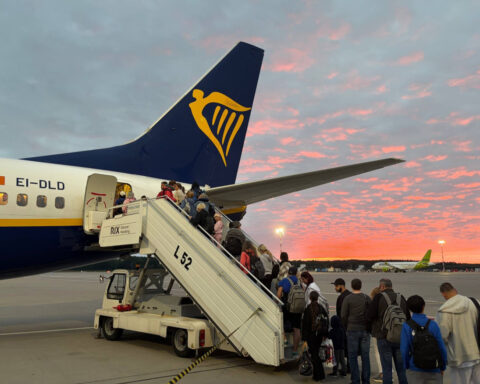 Пьяные туристы с рейса Ryanair из Риги устроили дебош и вынужденно приземлились в Мадриде