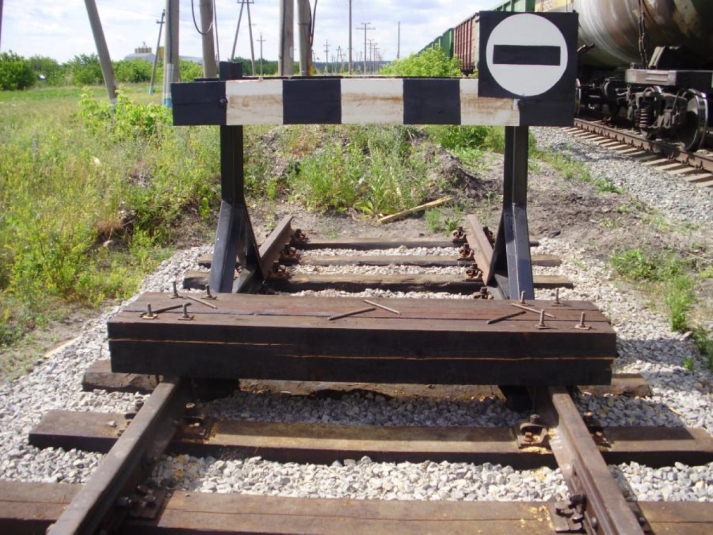 Россия временно закрывает железнодорожные перевозки через границу с Латвией
