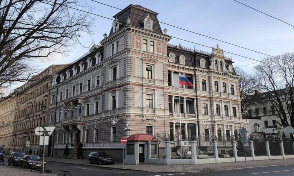 С 1 июля полиция Латвии будет проверять паспорта у посетителей посольства России в Риге