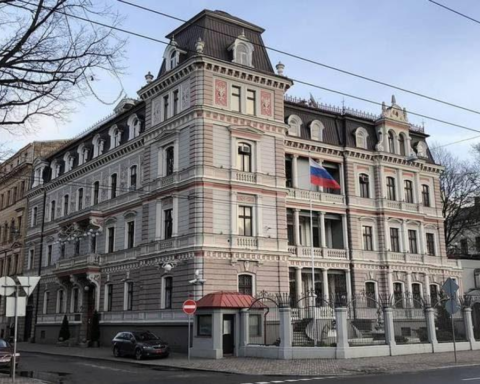 С 1 июля полиция Латвии будет проверять паспорта у посетителей посольства России в Риге