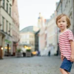 С 1 июля родители потеряют детские пособия, если дети не проживают в Латвии или ЕС