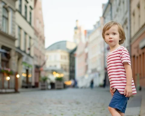 С 1 июля родители потеряют детские пособия, если дети не проживают в Латвии или ЕС