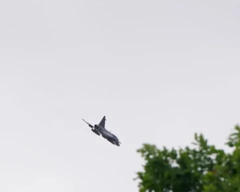 Шведские истребители JAS 39 Gripen пролетели над Ригой