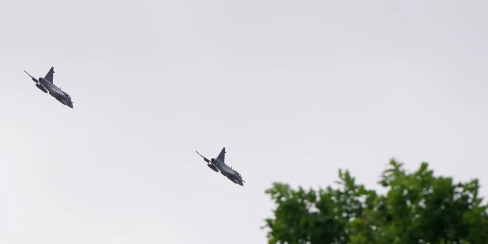 Шведские истребители JAS 39 Gripen пролетели над Ригой